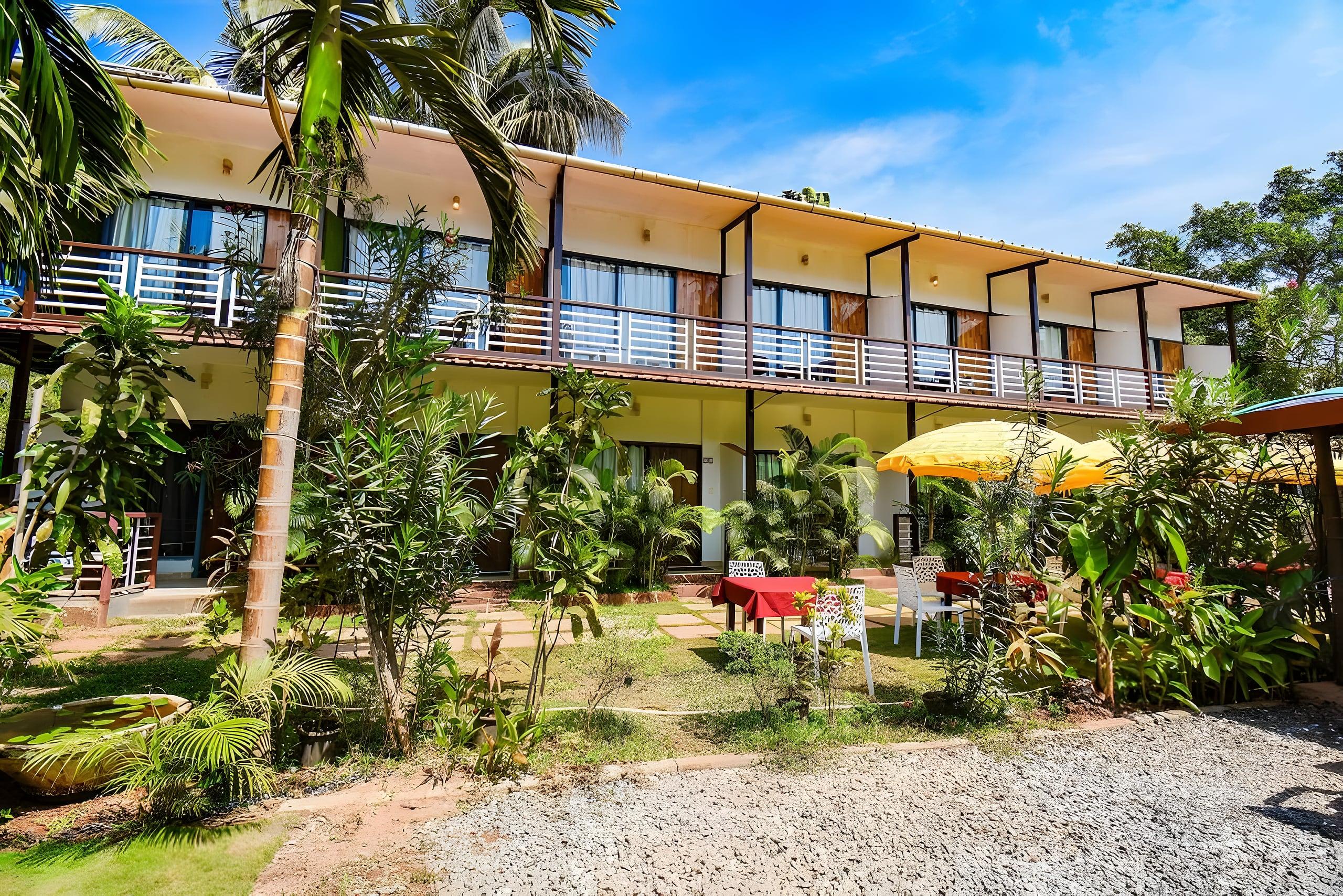 YogiTree Beach Resort & Cafe, Morjim: garden courtyard